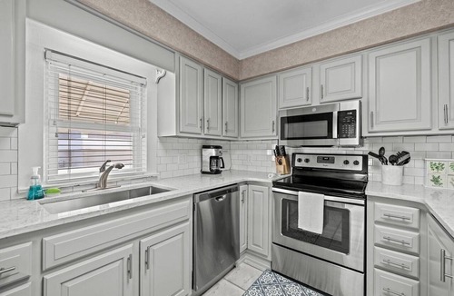 Atlantic Beach House | Atlantic Beach Oceanfront Cottage Sleeps 12 Private Beach Access