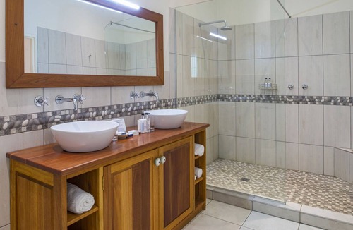 Victoria Falls Cabin | Batonka Guest Lodge