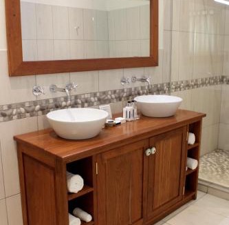 Victoria Falls Hotel | Batonka Guest Lodge