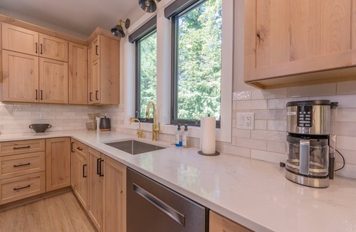 Fennville House | Beach Glass Retreat - Pickleball, Lake access 2 minute walk away, luxury home