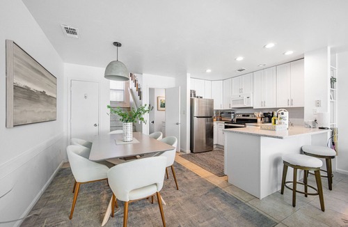 East End House | Beachfront~Pet Friendly~BeachGear~Pool Access~