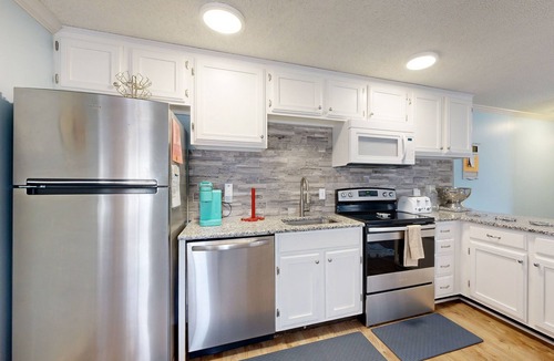 North Ocean City Condo | Beachy updated condo steps from beach with fast WiFi & furnished balcony