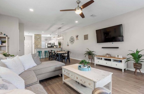 Miramar Beach House | Beatiful &Central| Pool |5 Min Walk to Beach & Shops