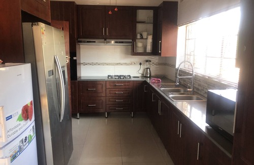 Hwange House | Beautiful 4-Bedroomed House with a Jacuzzi
