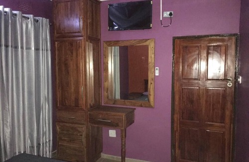 Hwange House | Beautiful 4-Bedroomed House with a Jacuzzi