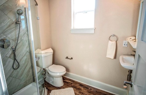 Near East Side Apartment | Beautiful Guest House on New Built Home Near Downtown