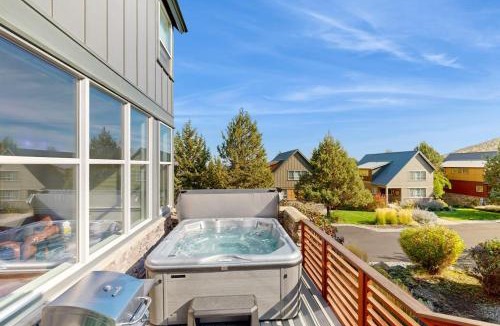 Redmond House | Beautiful home with resort amenities Hot Tub WiFi patio and AC