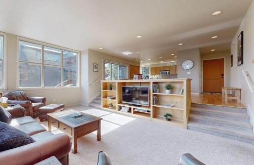 Redmond House | Beautiful home with resort amenities Hot Tub WiFi patio and AC