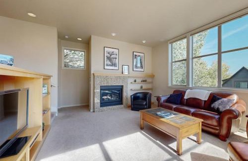 Redmond House | Beautiful home with resort amenities Hot Tub WiFi patio and AC