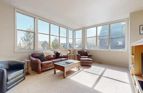 Redmond House | Beautiful home with resort amenities Hot Tub WiFi patio and AC
