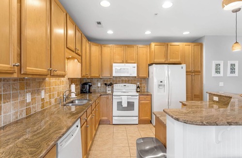 Sun Ridge Condo | Beautifully Decorated 4-Bedroom, 3-Bathroom Pet Friendly Condo with Elevator Access: Walk to all Freeman Stage, Pools, Fitness Center and More in the amenity-rich Bayside Resort and Golf Community.