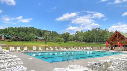 Townsend Ski Chalet | Berg Stuga, Free Attraction Tickets, Game Room, Hot Tub, WIFI!