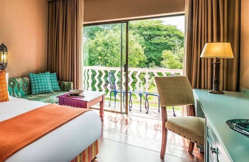 Livingstone House | Better Choice for your Vacation! Outdoor Pool, Spa Center and Free Parking!