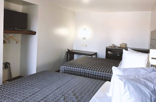 Arena District Hotel | Blue Way Inn By Jasper Near Frost Bank Center - 2 Queen Bed Non Smoking
