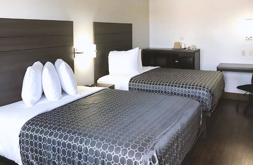 Arena District Hotel | Blue Way Inn By Jasper Near Frost Bank Center - 2 Queen Bed Non Smoking
