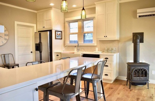 Old Bend House | Bluebird Day - Fuller Cottage in Bend, OR: Charming 3-bedroom getaway with hot tub.