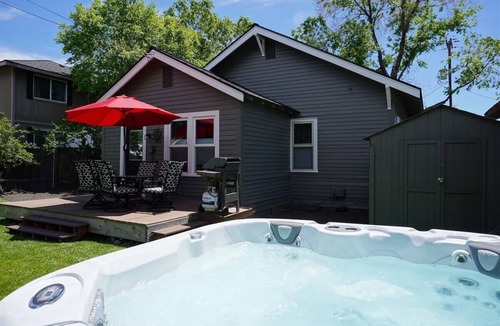 Old Bend House | Bluebird Day - Fuller Cottage in Bend, OR: Charming 3-bedroom getaway with hot tub.