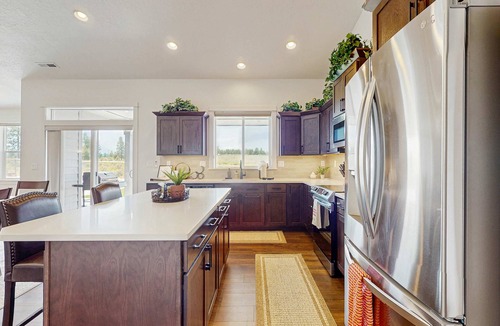 Sisters House | Brand-new beautiful home with private hot tub & mountain views