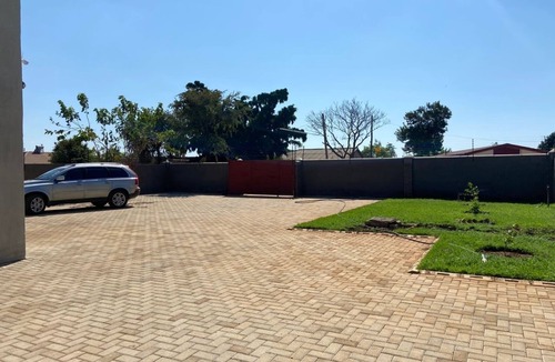 Bulawayo House | Breathtaking modern home for holiday makers, business and romantic gateways!