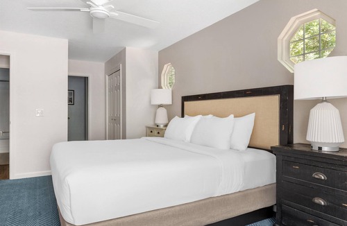 Sea Scape Hotel | Bright 2BR Suite with Kitchen near Avalon Pier & Kitty Hawk Woods Forest