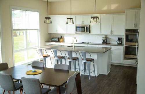Ocean View House | Bright & Airy House. Child friendly, EV charging, Pool, sauna, gym, kayak+