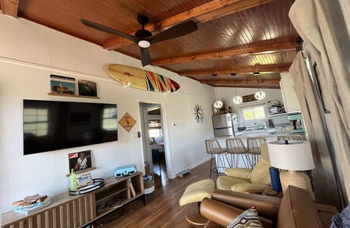 Atlantic Beach House | Bubbles Up Surf Shack-3 BD Dog Friendly-Reno'd 2024-Walk to best of Atlantic Bch