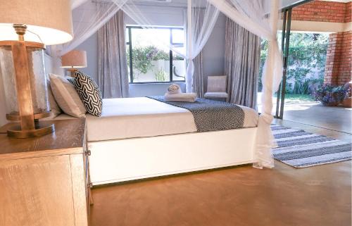 Victoria Falls Villa | Central, Peaceful, Victoria Falls Self Catering with Plunge Pool, sleeps 5