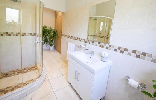Victoria Falls Villa | Central, Peaceful, Victoria Falls Self Catering with Plunge Pool, sleeps 5