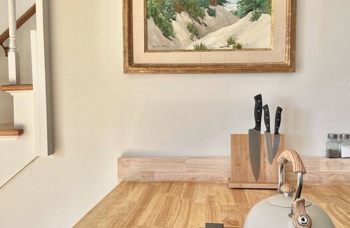 Charlotte Apartment | Charlotte village: full kitchen, king bed, views!