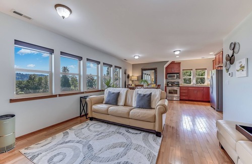 Cathcart Cottage | Charming 1-bedroom house with WiFi, AC , laundry in lovely Snohomish