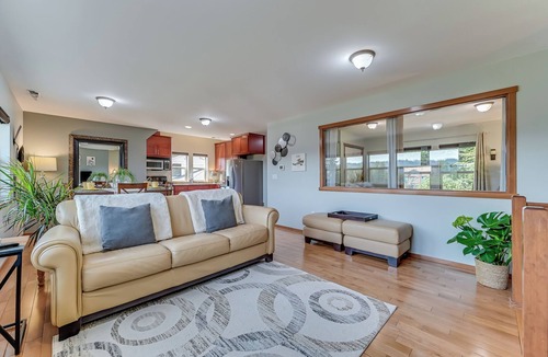 Cathcart Cottage | Charming 1-bedroom house with WiFi, AC , laundry in lovely Snohomish