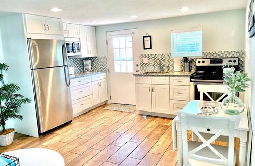 Southgate Apartment | Charming 1BR Pinecraft Vibes, Beach Nearby