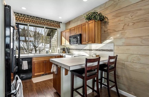 Redmond House | Charming 3-bedroom townhome with WiFi, fitness room in peaceful Redmond