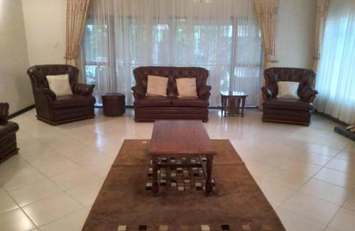 Harare House | Charming 6-Bed House with Swimming Pool in Harare