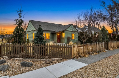 Redmond House | Charming Dog-Friendly Cottage with Private Garden & Fireplace