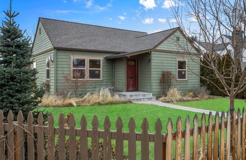 Redmond House | Charming Dog-Friendly Cottage with Private Garden & Fireplace