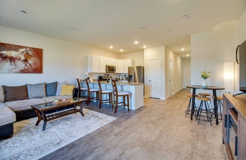 Luray Apartment | Charming Townhome < 1 Mi to Zoo & Luray Caverns!