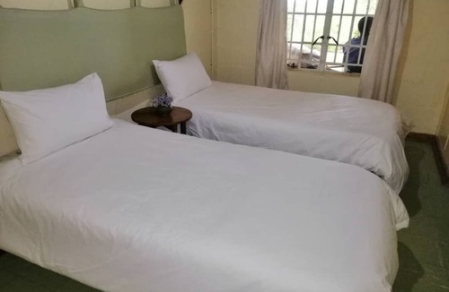 Juliasdale Cottage | Cheapest Nyanga get away with a pool!