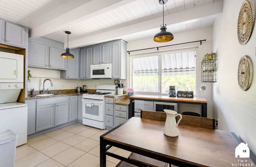 Poets Corner Apartment | Chic Abode Central Berkeley 2BR | Near UC & Parks + Parking