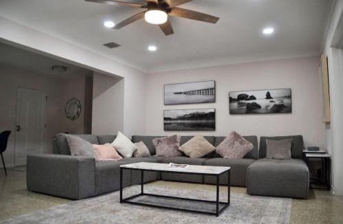 Arlington Park House | Clematis House near Arlington Park with Heated Pool