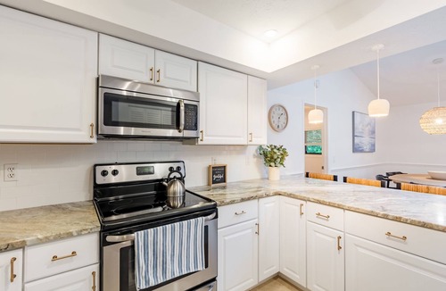 Ridge Wood Heights House | Coastal Getaway minutes from Siesta Key, America’s #1 Beach