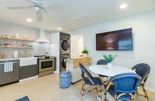 Ridge Wood Heights House | Coastal Getaway minutes from Siesta Key, America’s #1 Beach