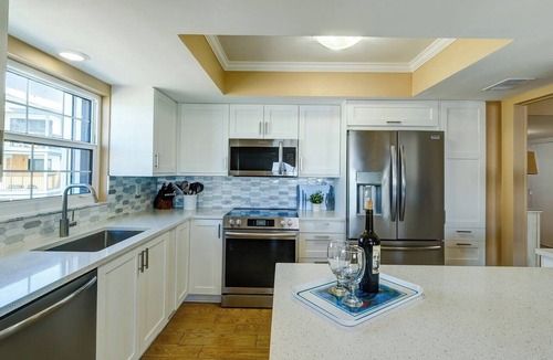 Holmes Beach Condo | Coastal Luxury on the Gulf | Pool, Tennis & Trolley Beachfront Bliss on Anna Maria Island | Sleeps 6