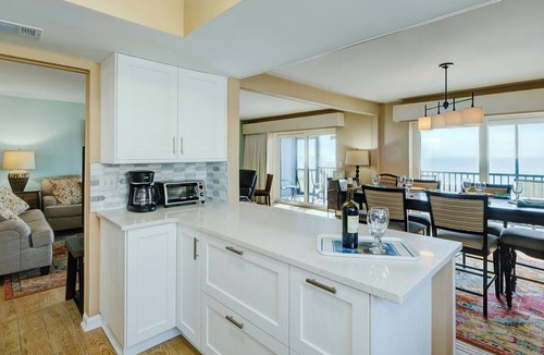Holmes Beach Condo | Coastal Luxury on the Gulf | Pool, Tennis & Trolley Beachfront Bliss on Anna Maria Island | Sleeps 6