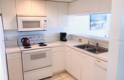 Holmes Beach Condo | Comfortable family-friendly condo close to everything on Anna Maria.