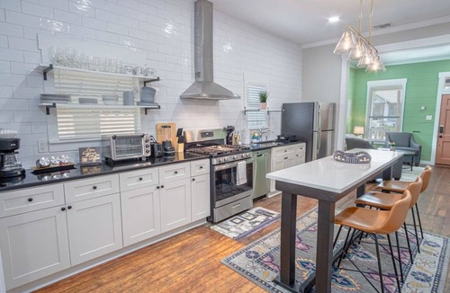 Southtown House | Comfy and Incredible Fenced 2BR 2 BA Near Downtown