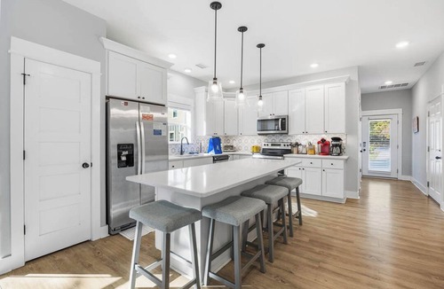 Monteray Shores House | Corolla Mode | 5280 ft to the beach | Private Pool and Community Pool