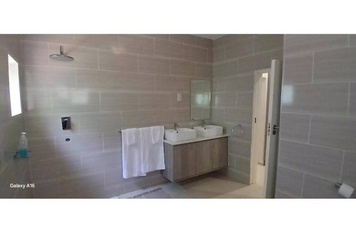 Zimbabwe House | Cosmo Guest House : Twin Room with Private Bathroom