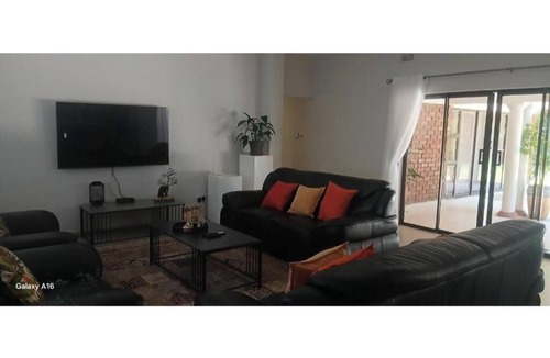 Chiredzi House | Cosmo Guest House : Twin Room with Garden View