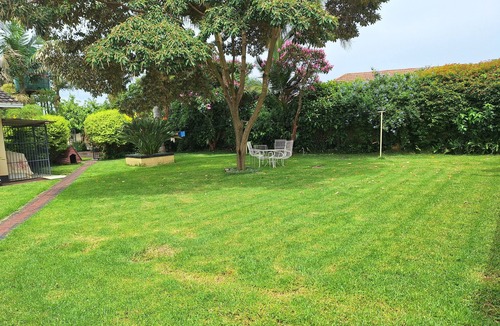 Harare House | Cosy 6 Bedroomed Guest House with a Jet Hot Tub and an Outdoor Swimming Pool